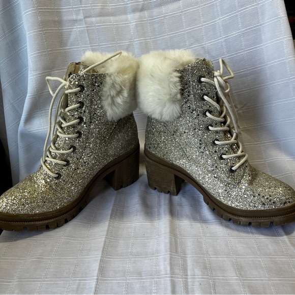 Very G Sparkling Silver Ankle Boots with Faux Fur Trim Women's Size 6.5 Glam - Picture 4 of 12